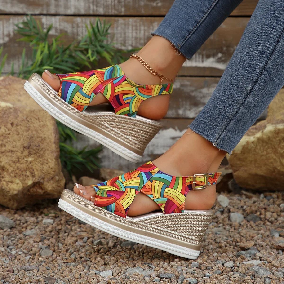 Regenbogen-Graffiti-Sandalen mit Keilabsatz für Damen, Sommer 2025, Peep-Toe-Plateau-Sandalen, Damen-Strandschuhe mit Schnallenriemen und dickem Boden