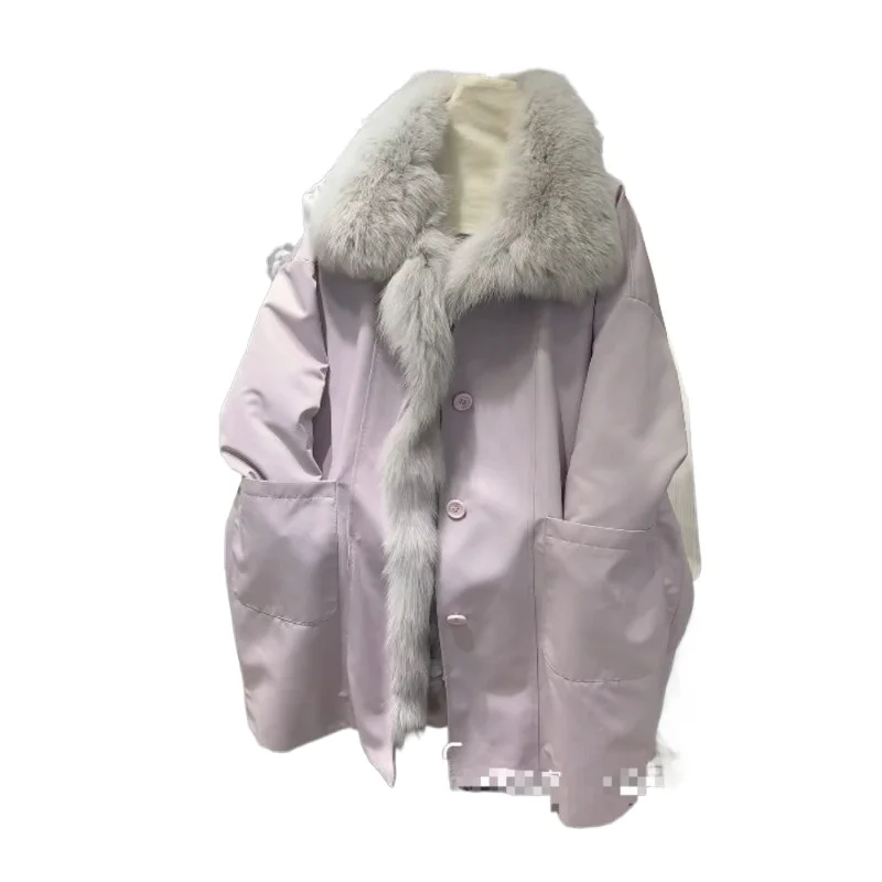 

Элитная женская зимняя одежда 2026 года с большим меховым воротником: очень эффектная, мех односторонний, с ярким меховым декором.