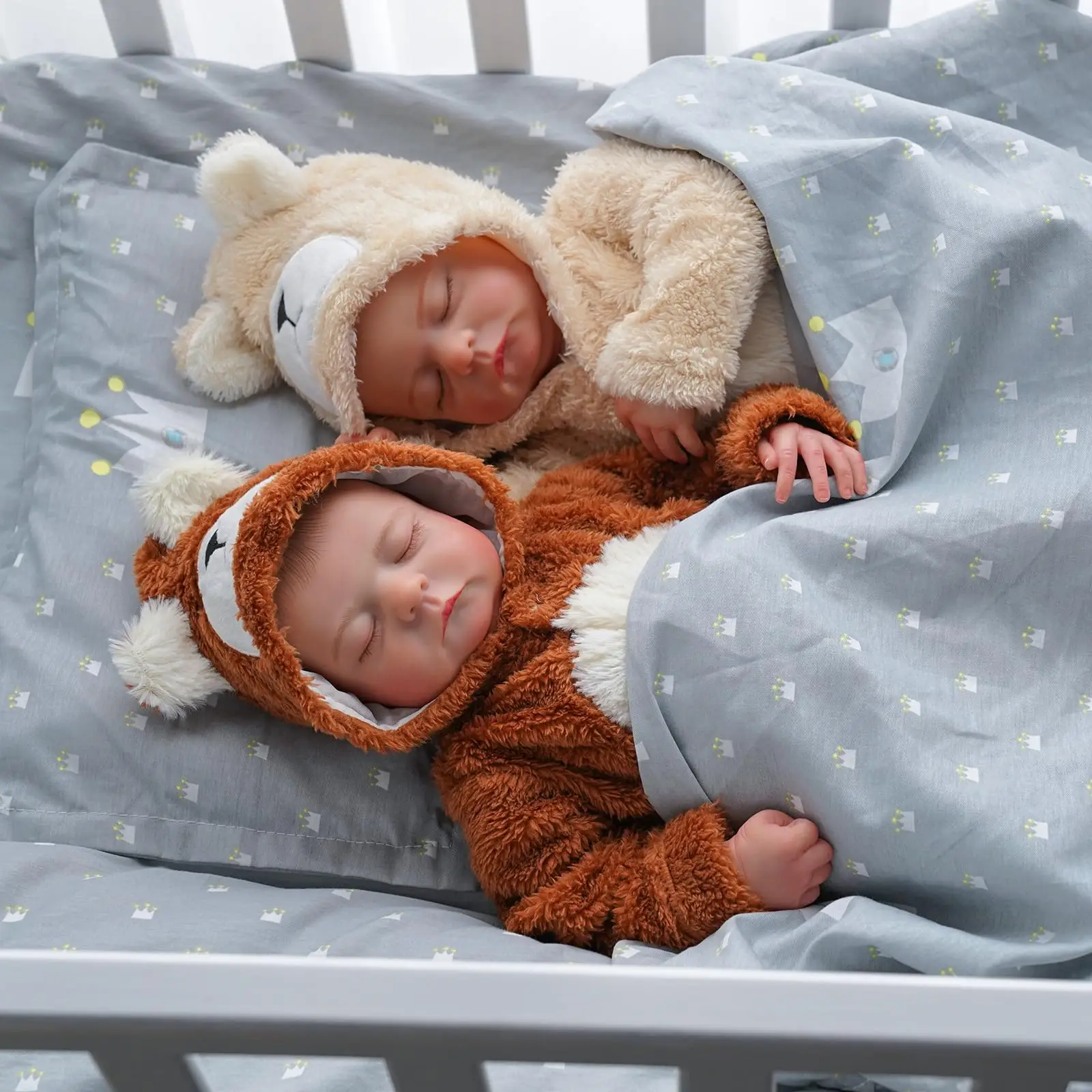ทารกแฝดทารกแรกเกิดที่เหมือนจริงขนาด 20 นิ้ว – ตุ๊กตาทารกแรกเกิดที่เหมือนจริงที่กำลังนอนหลับพร้อมตัวผ้าเนื้อนุ่มและอุปกรณ์เสริม ของขวัญคริสต์มาส