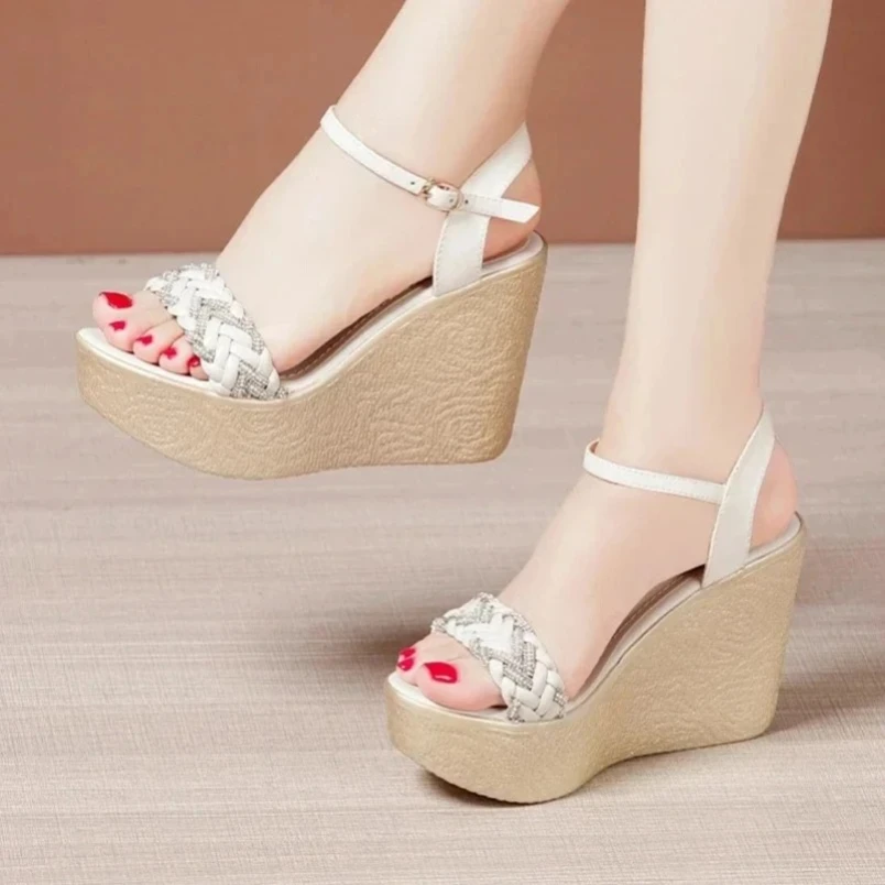 

Легкие удобные летние женские сандалии 2025 года, сандалии на танкетке на толстой подошве, новые римские сандалии из воловьей кожи со стразами