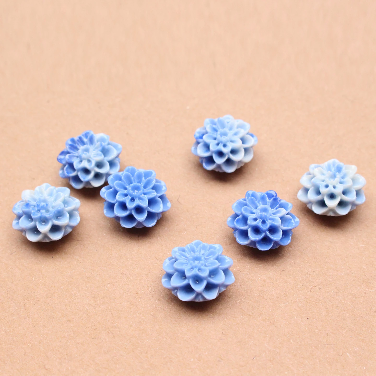 15 mm geschnitzte Gänseblümchen-Blumenperlen, künstliche Korallenperlen für die Herstellung von Schmuck, Armbändern und Halsketten. Rot-Beige-DIY-Handwerk, loses Zubehör – Detail 8