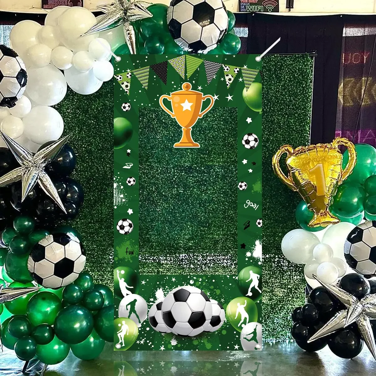 1 Stück Fotobox-Rahmen-Hintergrund mit Fußball-Thema und Trophäenmuster aus Polyestergewebe als Foto-Requisite für Geburtstagsfeiern und Sportveranstaltungen – Detail 3