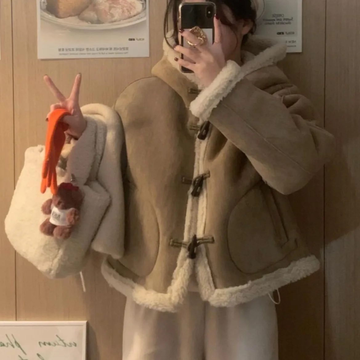 เสื้อโค้ทผู้หญิงสไตล์ชิคสำหรับฤดูใบไม้ร่วงและฤดูหนาว ผ้าฝ้ายออร์แกนิค แต่งขนเฟอร์และหนัง  แบบมีฮู้ด  ทรงสลิม  ใช้งานได้หลากหลาย  แขนยาว