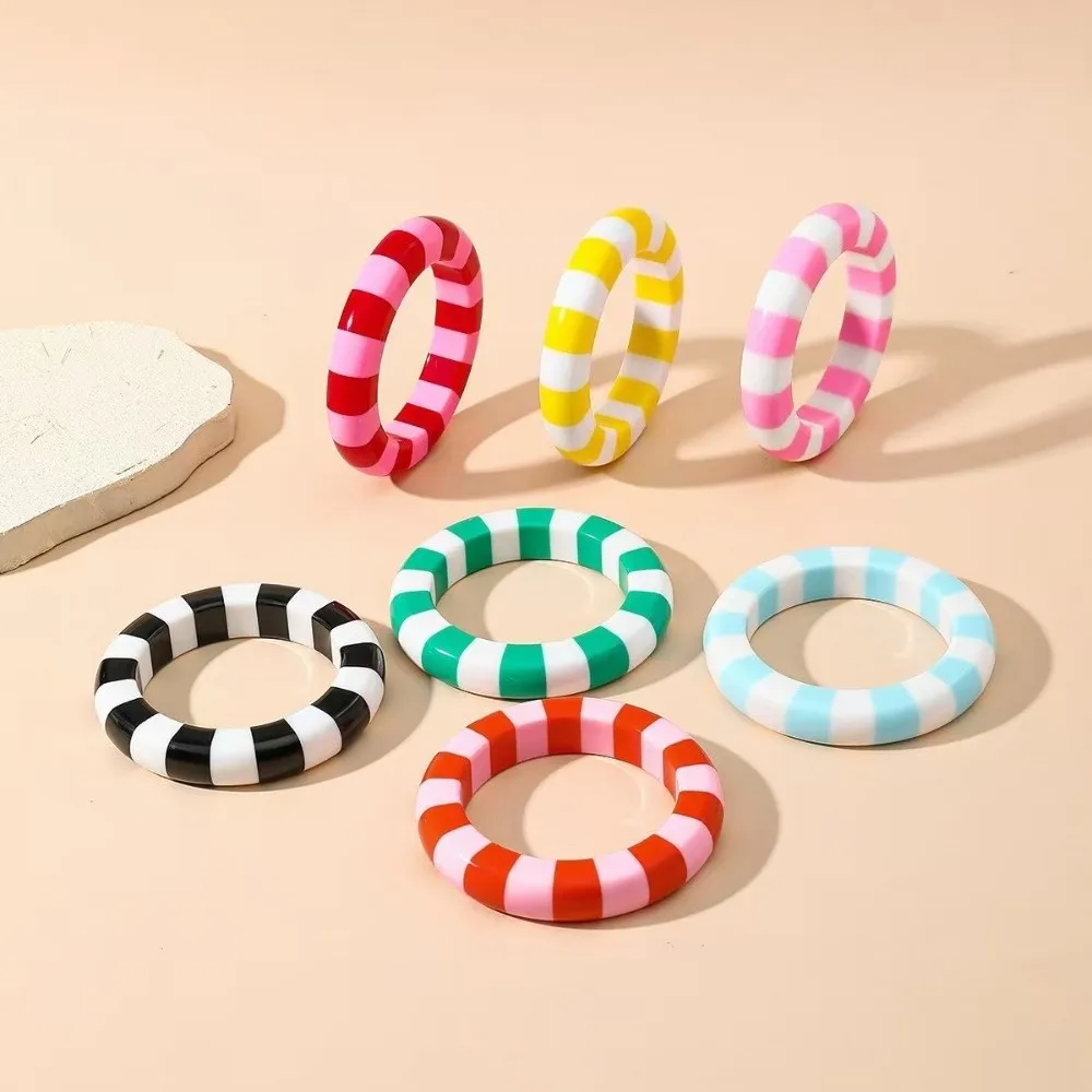 Stylish Color-Blocked Resin Bracelet Striped Round Cuff Bracelet Geometric Stackable Jewelry Women Statement Bangle