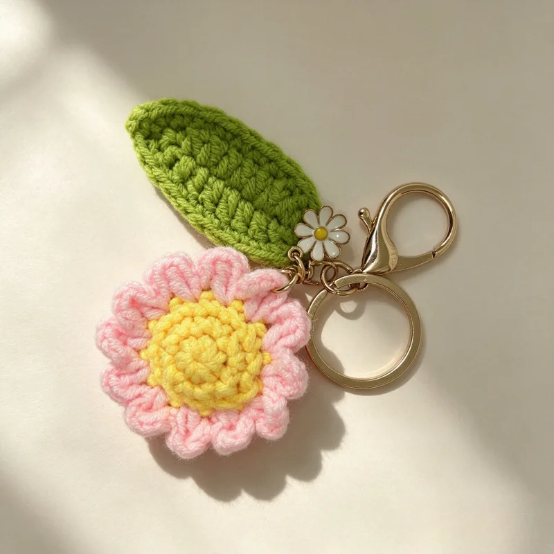 Niedlicher Gehäkelter Gänseblümchen-Schlüsselanhänger Handgemachter Gewebter Mini-Blumenanhänger Gestrickter Blumen-Schlüsselring Taschendekoration Liebevolles Geschenk – Detail 4