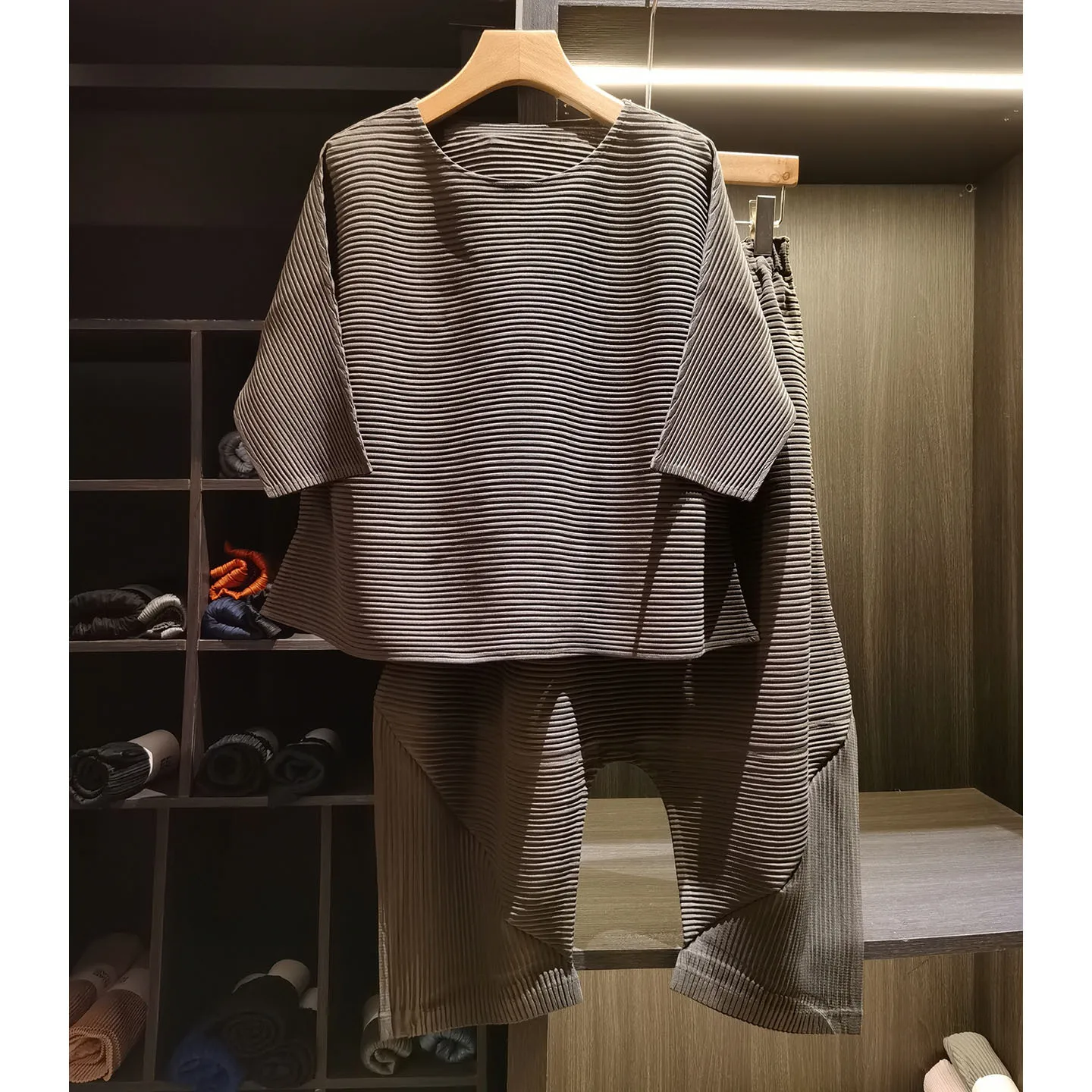 

Комплект из двух предметов: плиссированный топ и юбка Miyake, весна-осень 2026, новый дизайн, асимметричный, свободный крой, модный женский наряд