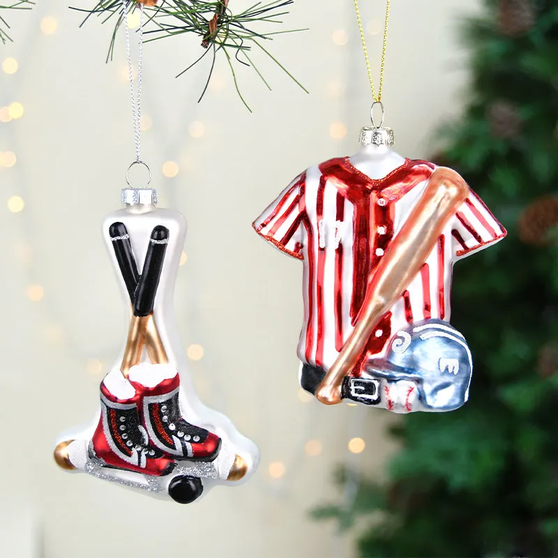 Adornos navideños de cristal pintados a mano con motivos deportivos: patines de hockey, balones de fútbol, camisetas de béisbol y otros elementos decorativos para el árbol de Navidad.