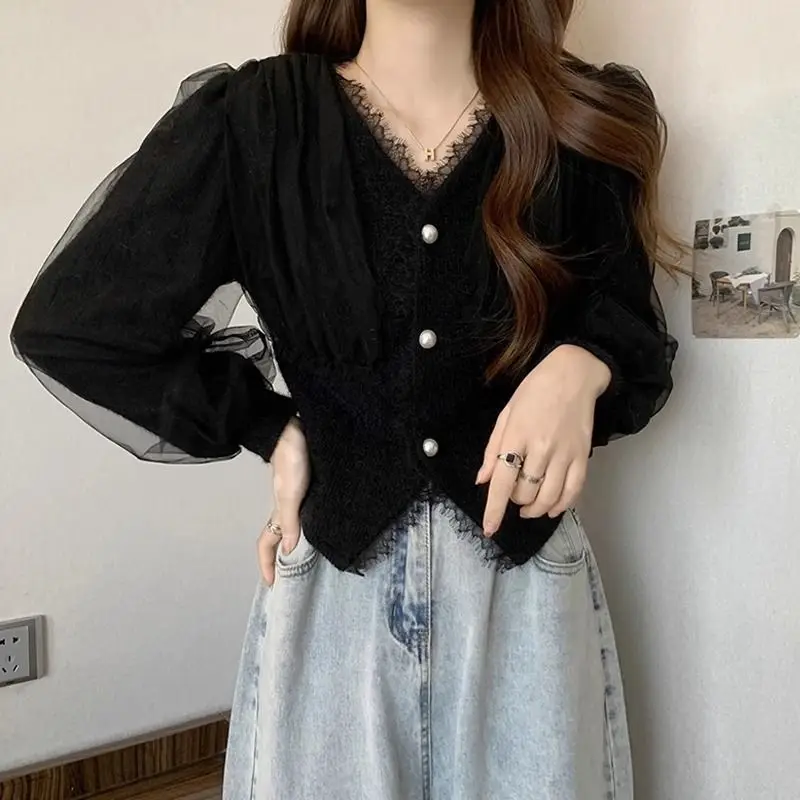 V넥 셔츠 & 블라우스 여성용 젊고 우아한 신상 2025 한국 스타일리쉬 한국 인기 의류 베이직 메쉬 여성 상의 세일