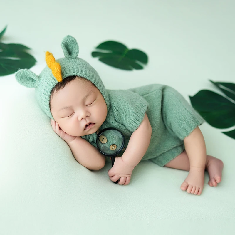 Fotografia Vestuário para recém-nascido, boneca dinossauro, planta verde, posando adereços, chapéu de malha, macacão, estúdio de filmagem, cena traje para crianças