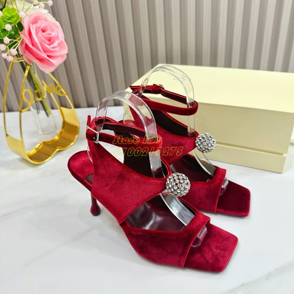 

Красные шелковые босоножки с кристаллами на тонком высоком каблуке-шпильке, с квадратным носком, ремешком на щиколотке и пряжкой, из черной замши, новинка 2024 года