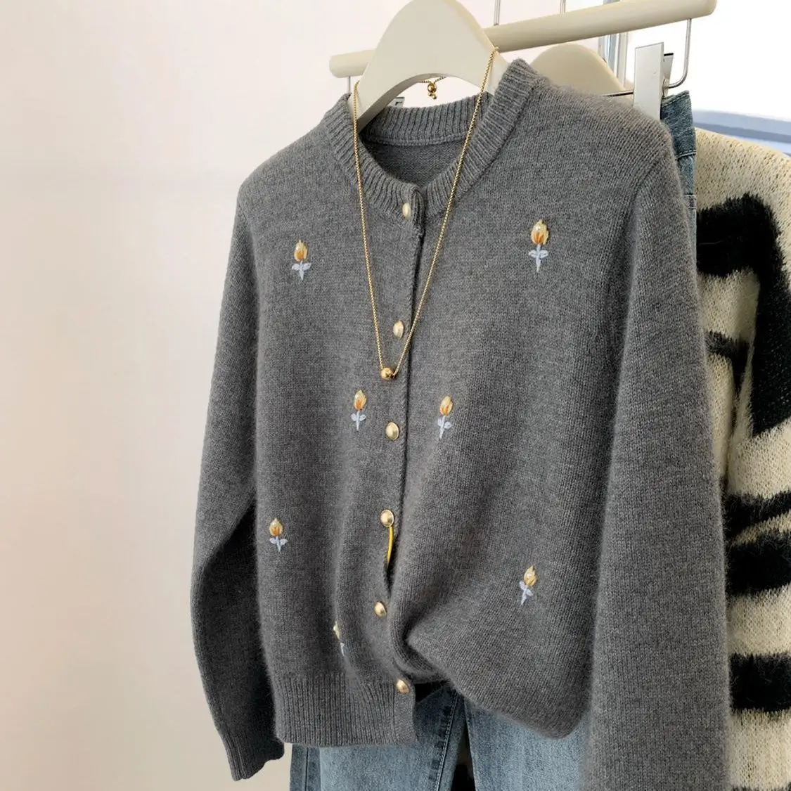 

Весенне-осенний серый свитер с цветочной вышивкой, Женский Свободный Повседневный простой персонализированный вязаный кардиган, топы, женская одежда