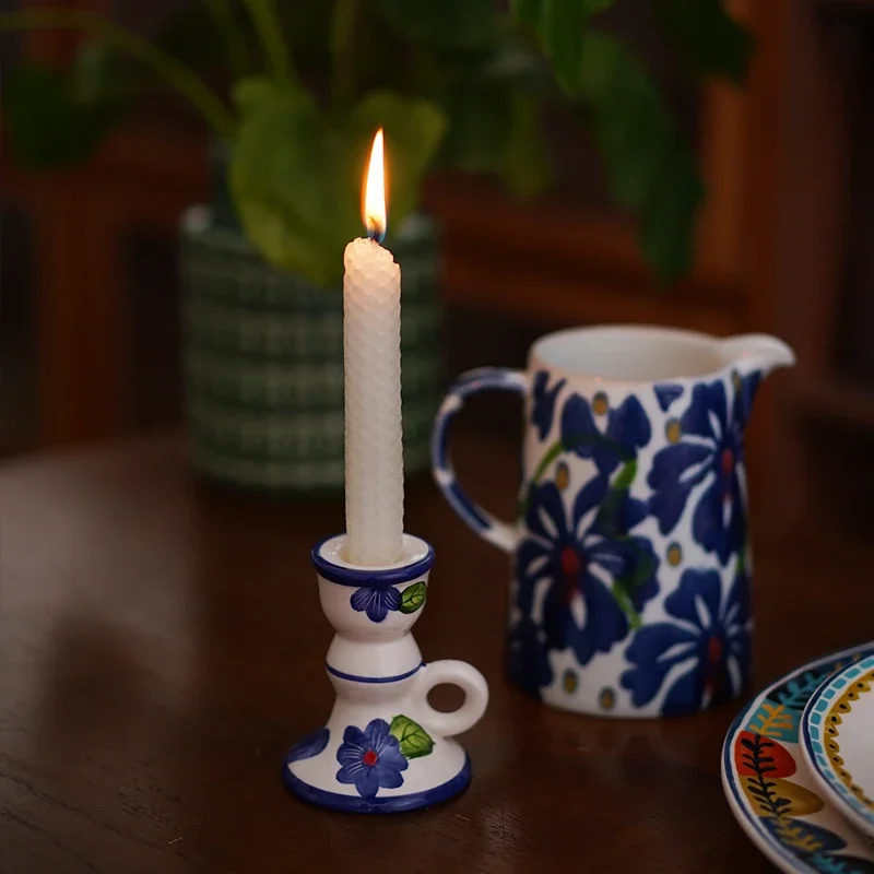 Mesa  comedor  cerámica pintada a mano con flores azules y azules, canlabro, cena a la luz  las velas, campo rural  ex