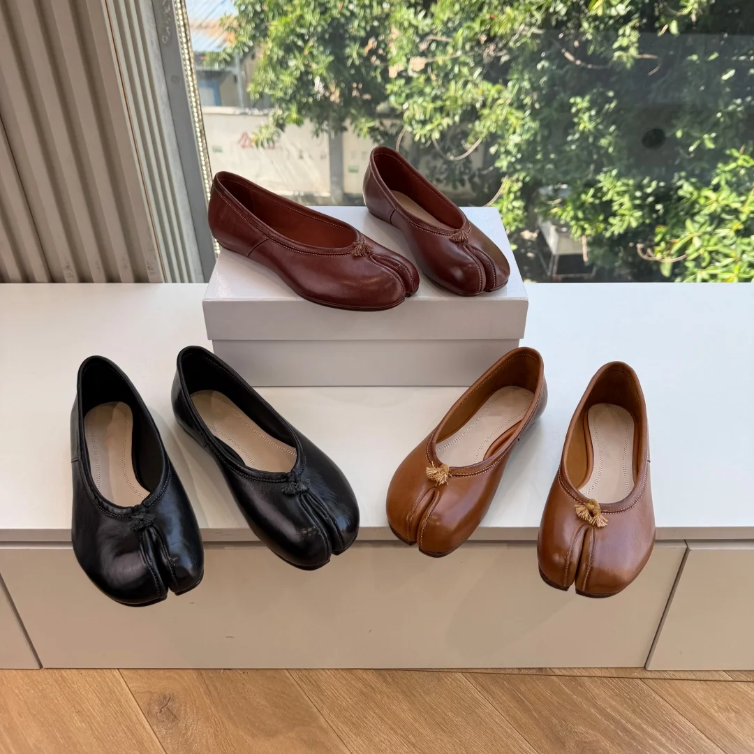 2026 Nuevas bailarinas de cuero genuino con punta abierta estilo Tabi para mujer, zapatos planos vintage con borlas, calzado casual para uso diario y vestir al aire libre