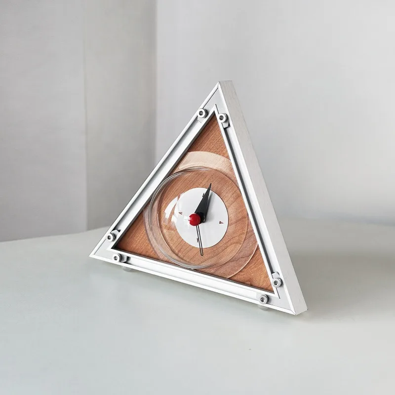 

Треугольные часы Bauhaus, геометрические бесшумные настольные часы, современный домашний декор, стильный минималистичный декоративный аксессуар для офиса