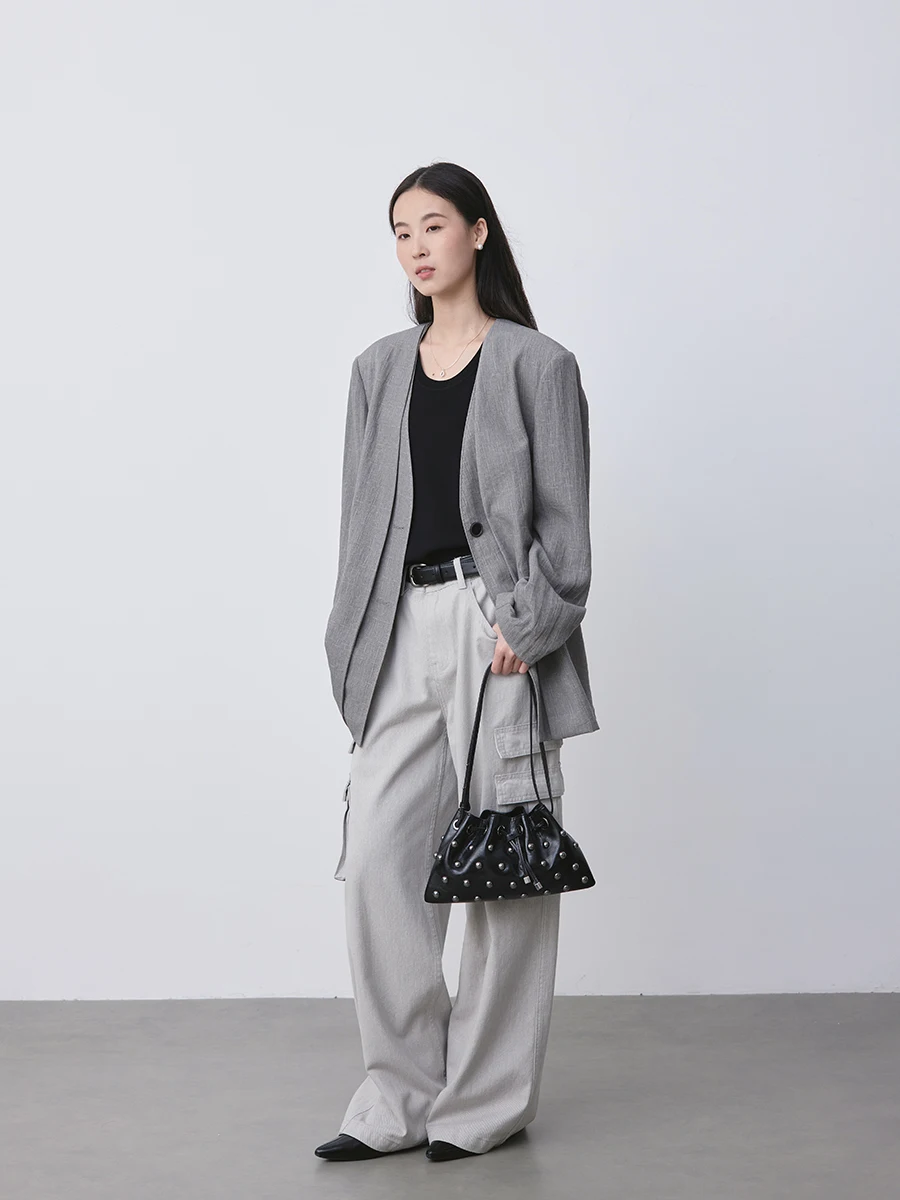 Damska marynarka dwurzędowa z podkreśloną linią ramion CAREMIND, elegancki design, casualowy szyk, odzież biznesowa.