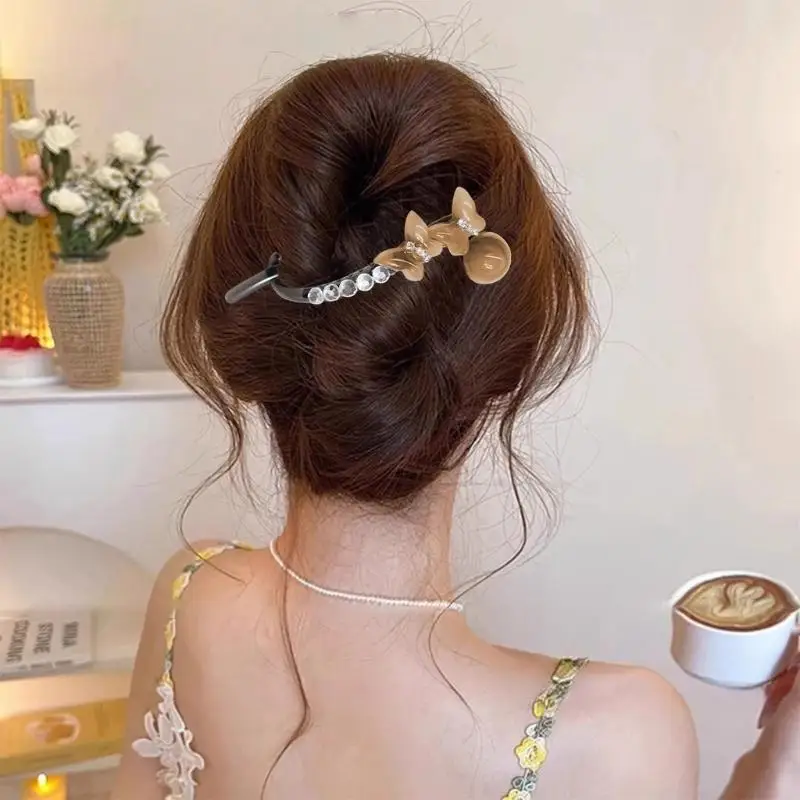 Hochwertige Haarspange mit künstlichen Diamanten in Schmetterlingsform, geeignet für den Alltag und Hochsteckfrisuren am Hinterkopf. – Detail 3