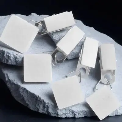 

4Pcs Tablecloth Weights Stone Pendants Metal Clips Outdoor Table Cover Clamps Anti-Slip Tablecloth Weights Table Cover Clip