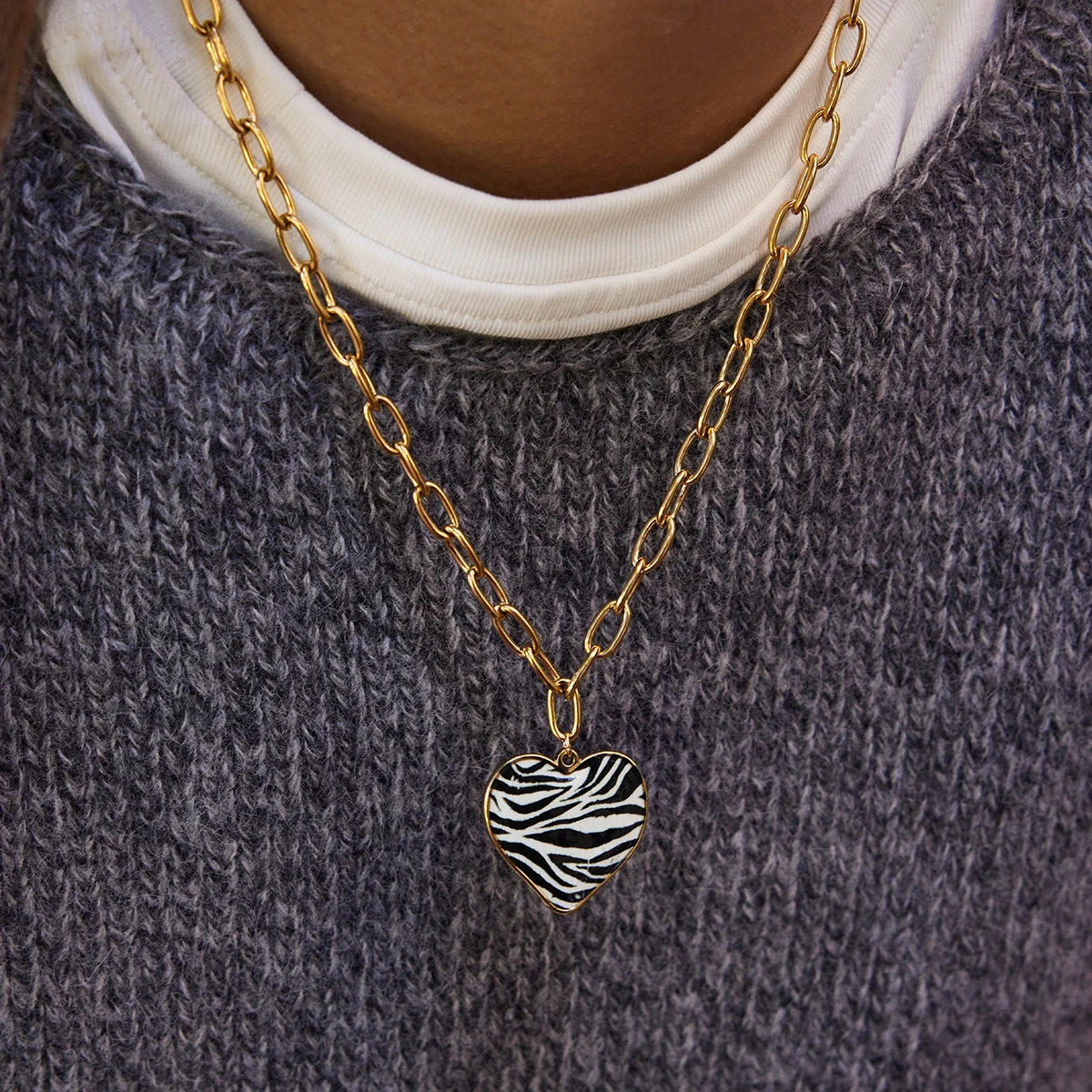 

AIKOER Vintage 18K Gold Color Plated Stainless Steel Heart-Shaped Leopard Print Oil Drop Pendant Necklace Women's Jewelry Party