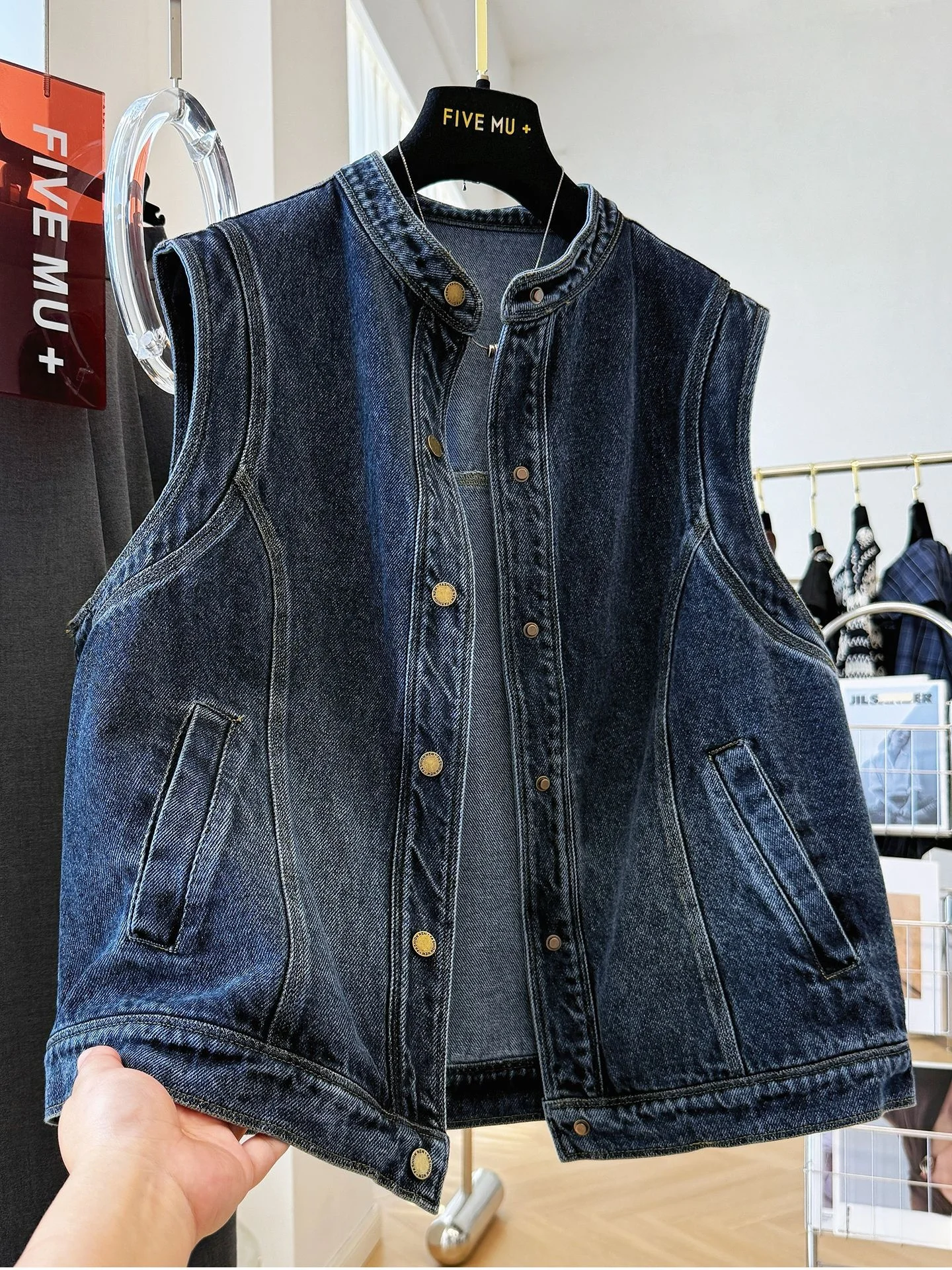 

Уникальный модный джинсовый жилет для женщин, осень 2024, новинка, многослойная одежда небольшого размера, ультра заводская атласная подушечка Jaet