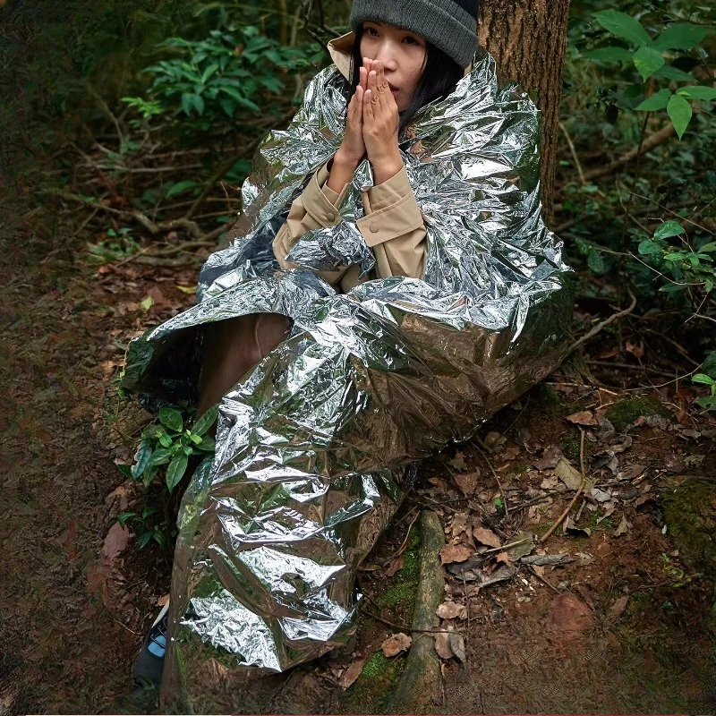 Emergency insulation blanket: outdoor first aid blanket, outdoor anti-temperature blanket