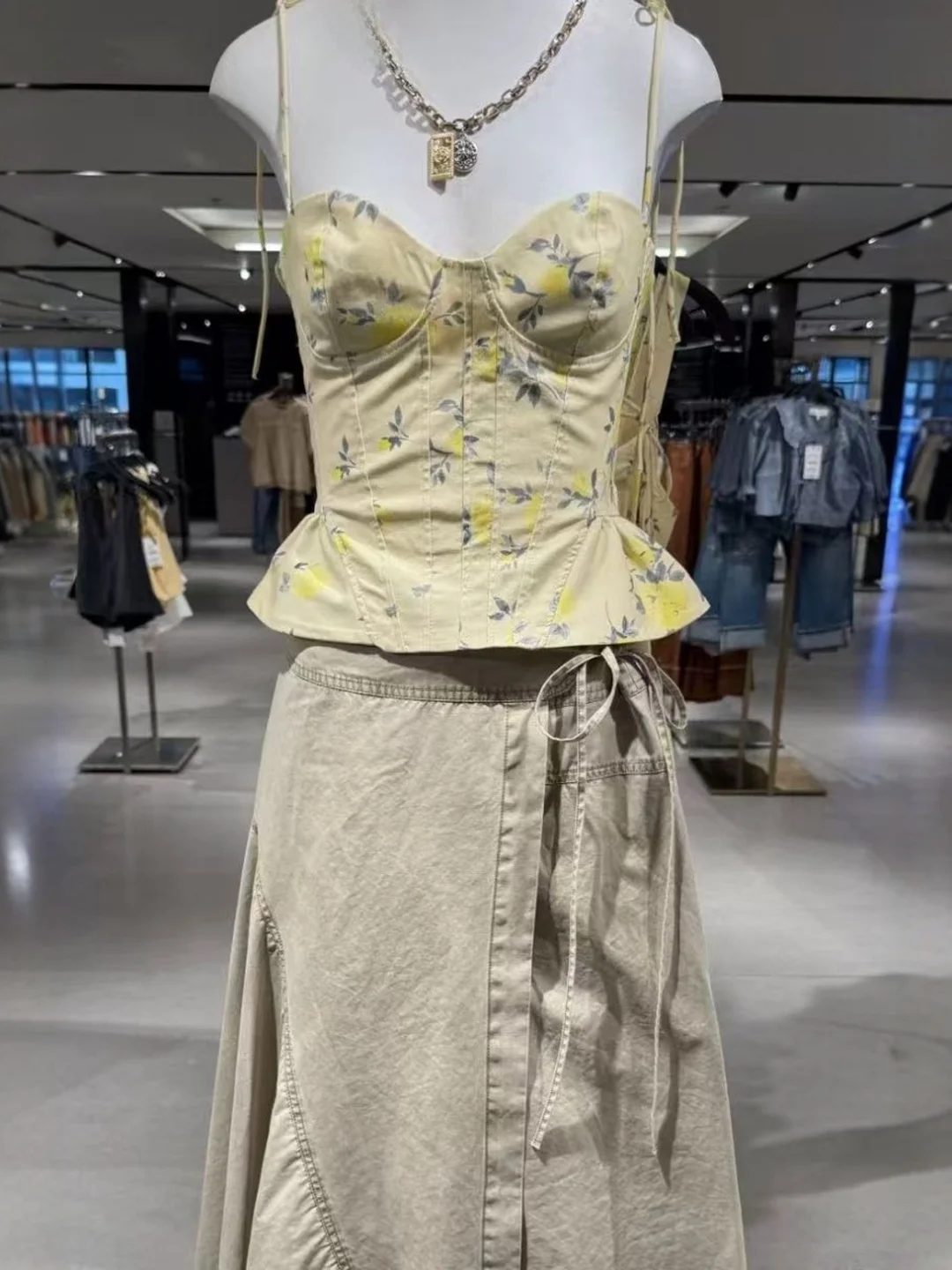 Haut en mousseline de soie pour femmes, ourlet bouffant, imprimé Floral décoratif, coupe cintrée, longueur ort, vêtements d'extérieur à imprimé Floral végétal