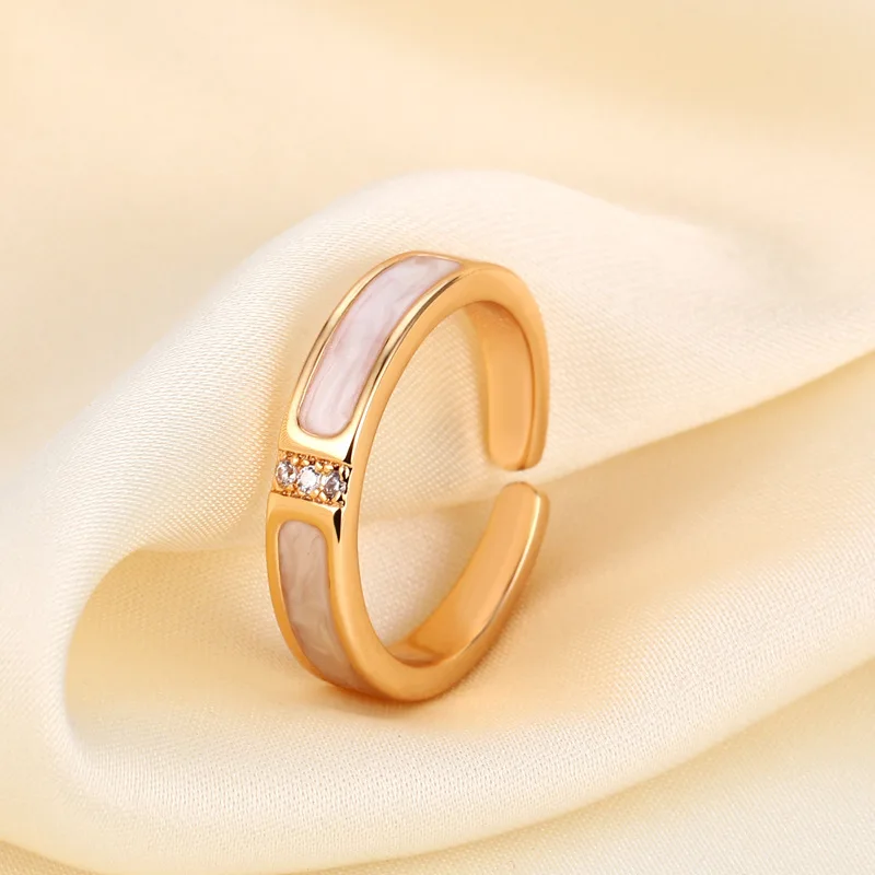 

Кольцо из перламутра с покрытием из 18-каратного золота — элегантный открытый регулируемый дизайн, идеально подходит для повседневного ношения и особых случаев