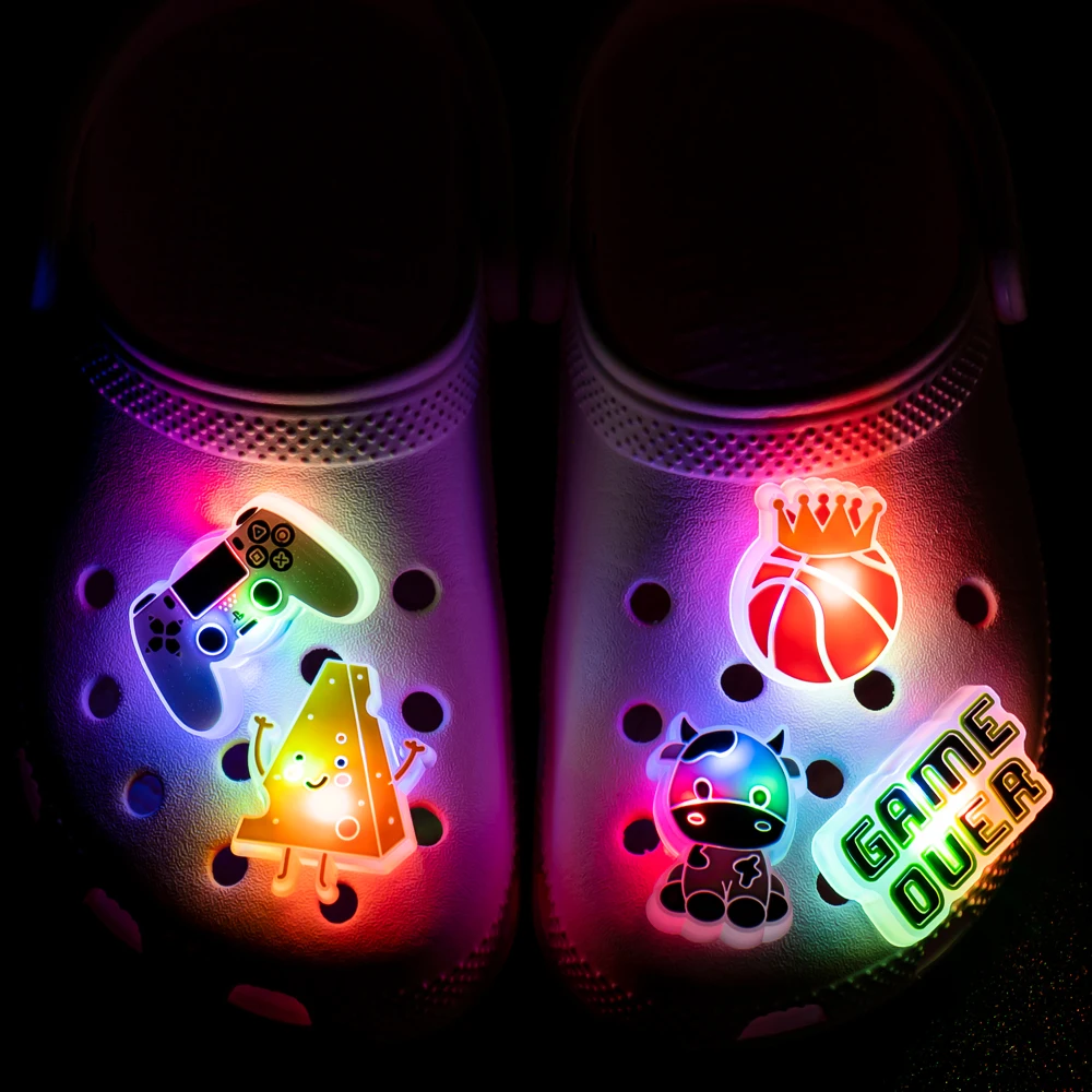 Breloques de chaussures LED pour enfants, 1 pièce, cadeau hibou licorne manette de jeu, chaussures éclairées de Football, décoration, accessoires de chaussures, épingles sabots boucles