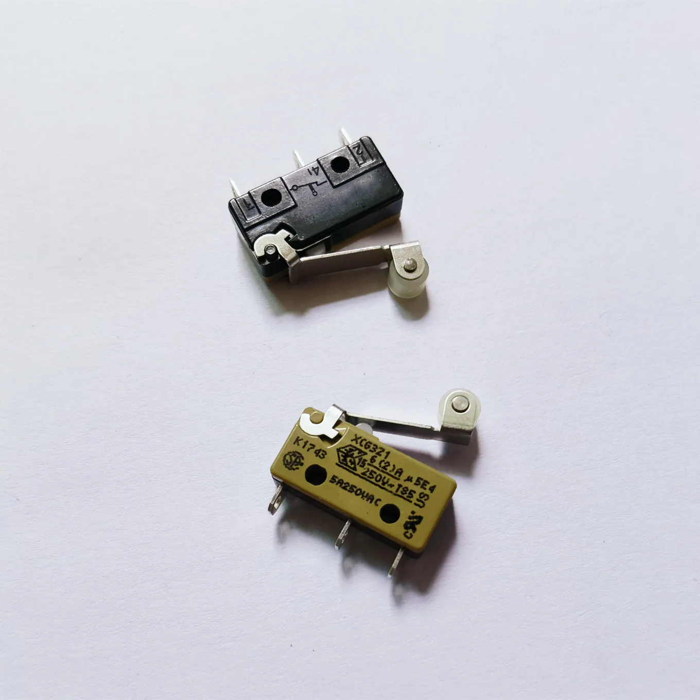 

Original new 100% XCG3-S1Z1 micro switch 3pin with roller swing rod travel limit 5A