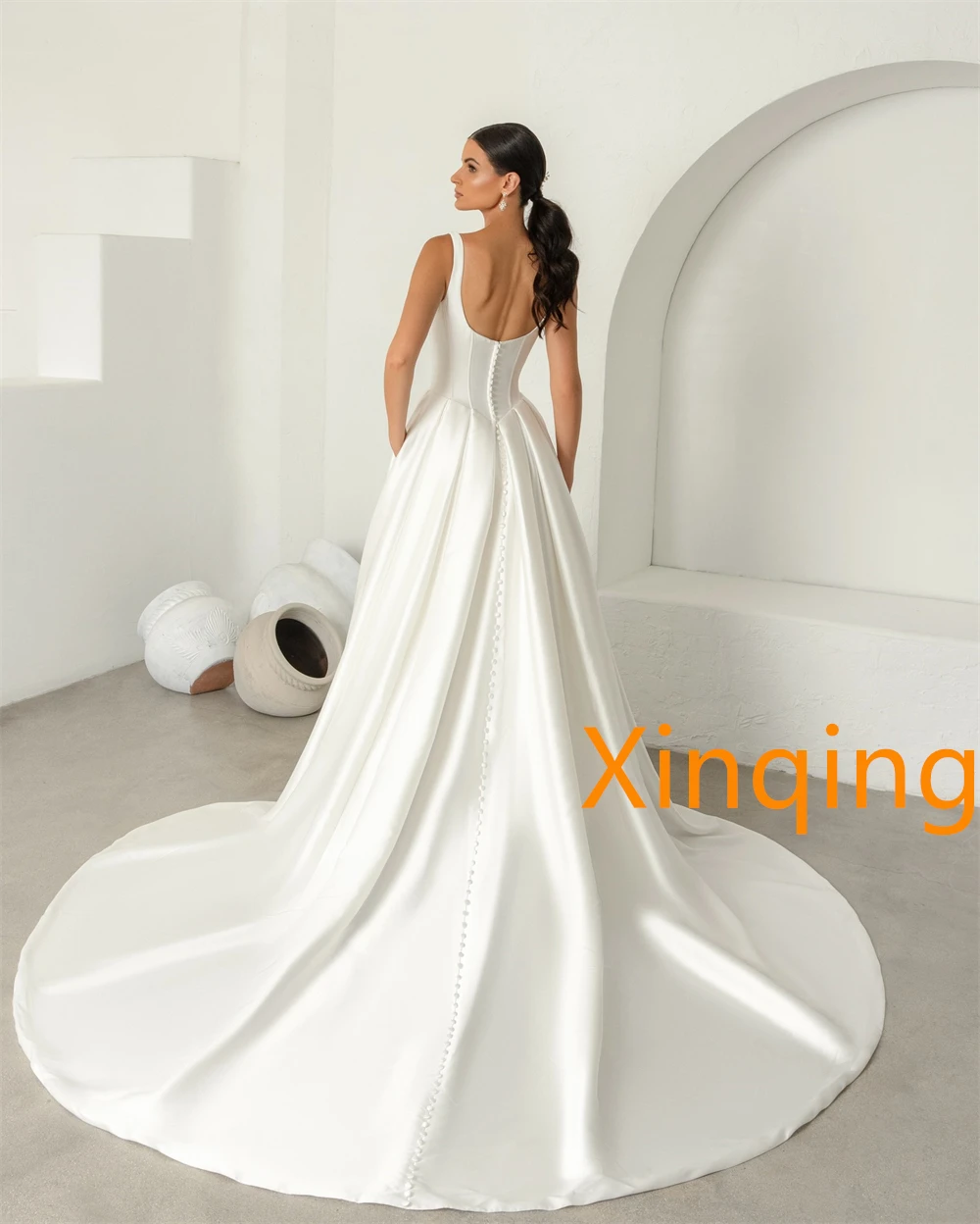 맞춤형 심플 새틴 웨딩 드레스 모던 스트랩리스 슬리브리스 웨딩 드레스 정교한 코트 트레인 특별한 행사 드레스