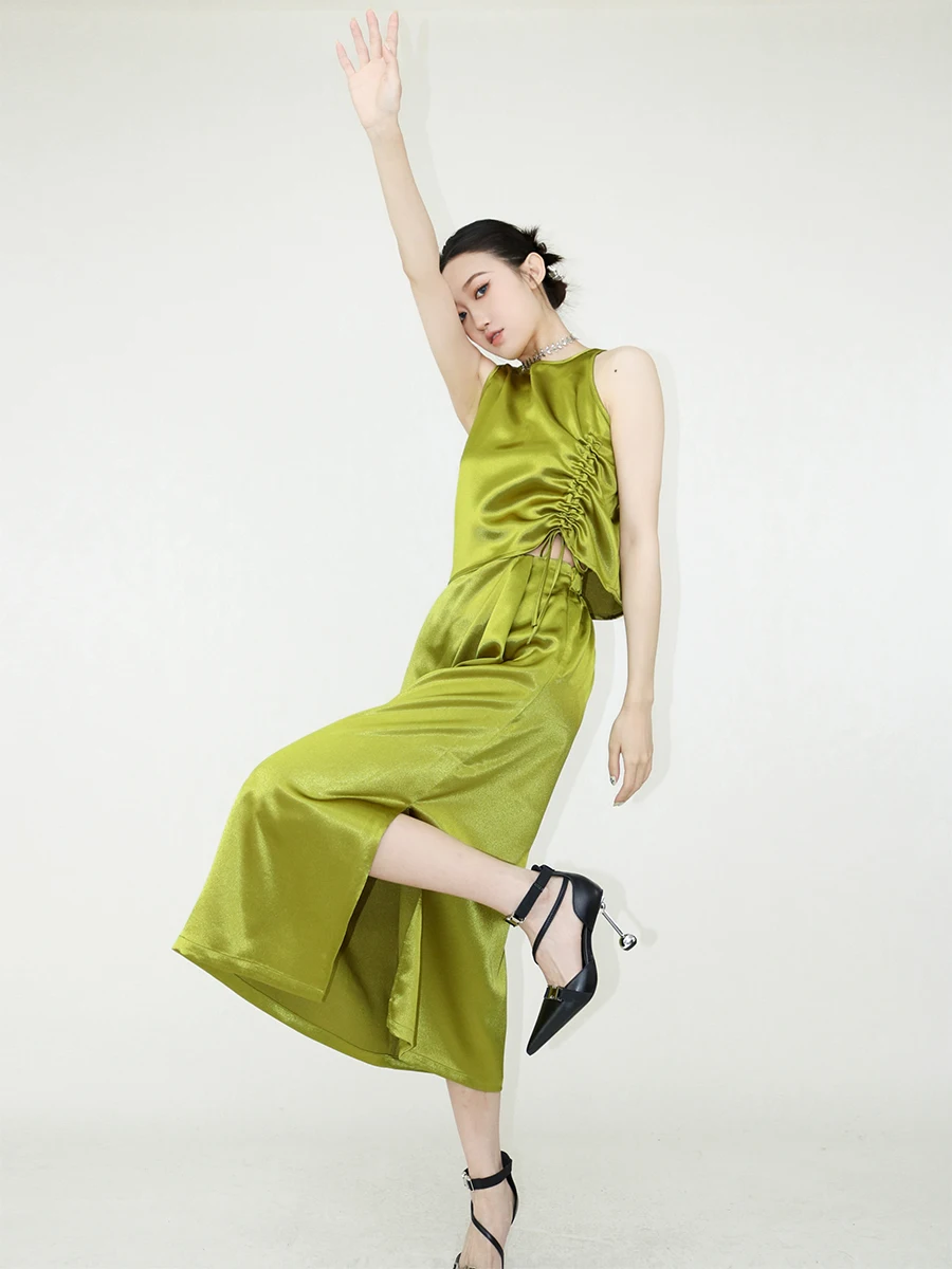 

Летний костюм Bylu из двух предметов: атласный топ с круглым вырезом и плиссированная юбка с разрезом. Милый и активный комплект для женщин.