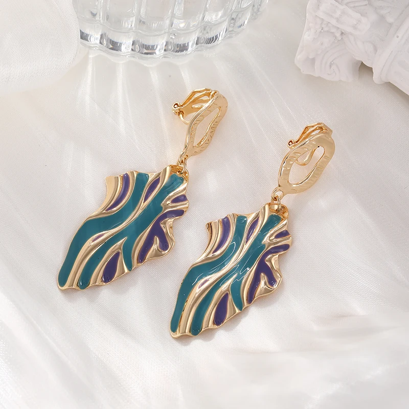 Enamel Green Plant Leaf Clip on Earrings for Women Summer Fashion Statement Non Pierced Earrings Wholesale jewelry Party Gifts