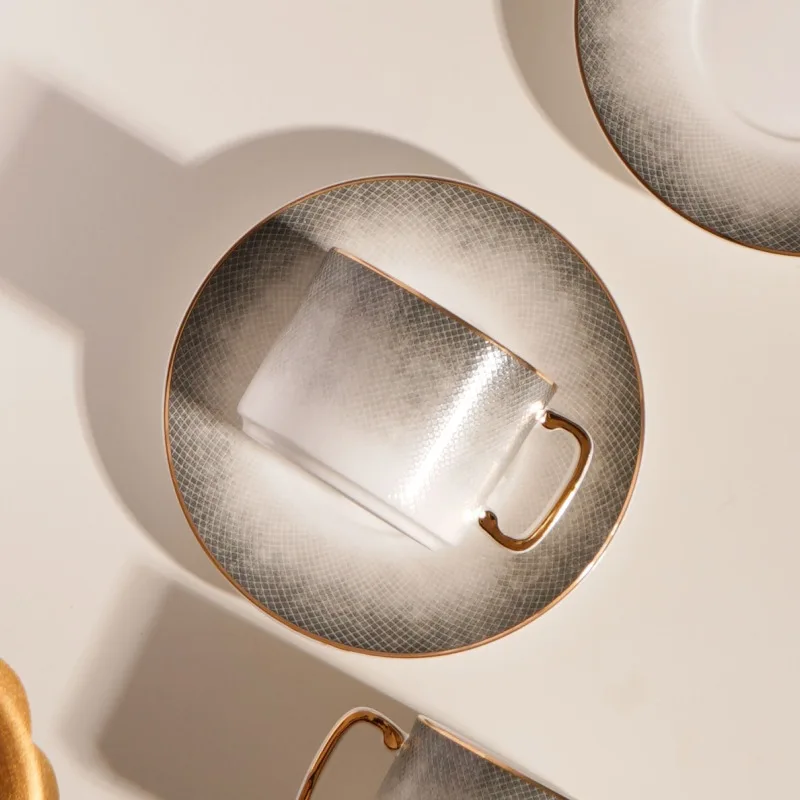 

Ретро-кофейная чашка и блюдце из костяного фарфора, одна чашка и одна тарелка, легкая роскошная высококачественная керамическая чашка для европейского послеобеденного чая