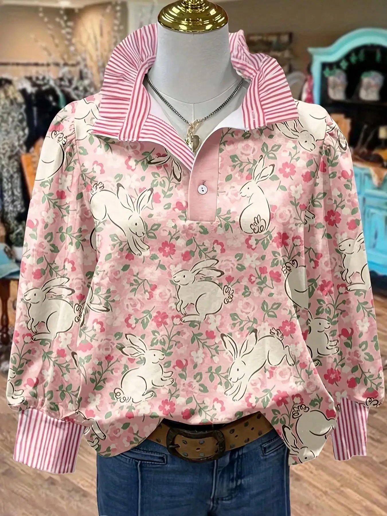 

Рубашка свободного кроя с длинными рукавами, цветочным принтом с изображением кроликов, полосатым воротником с рюшами, розовая.