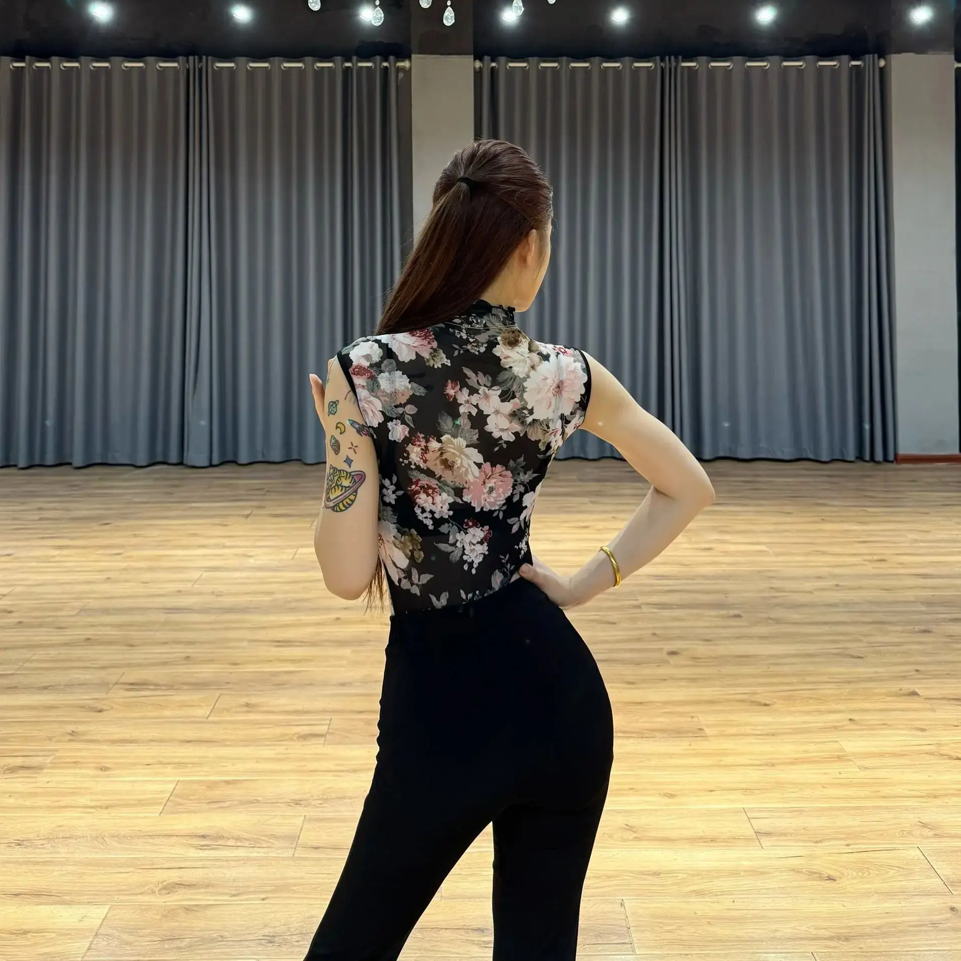 2025 Donne Ballo Latino Top Stampa Senza Maniche Collo Alto Tuta Abiti da Pratica Femminile Samba Chacha Ballo Latino Magliette e camicette DN21019