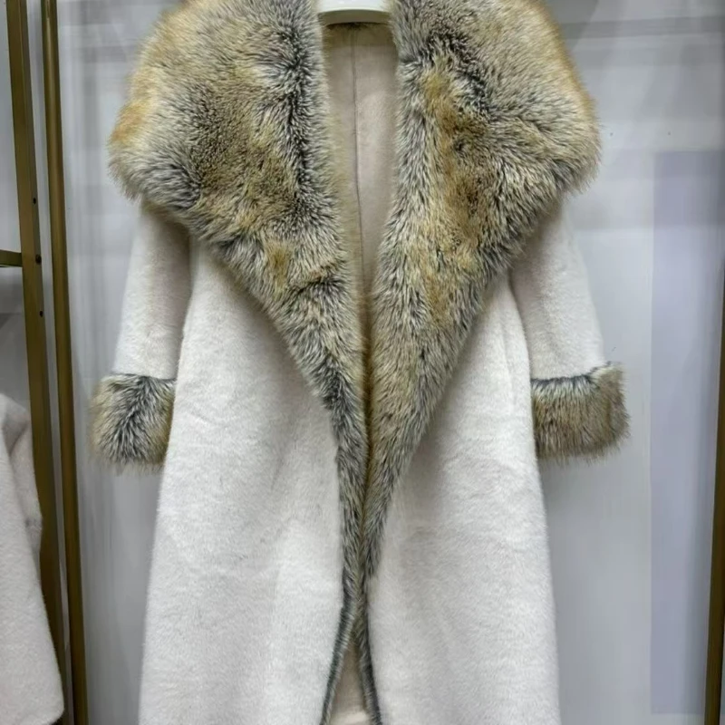 Amerikanischer Retro-Stil, neue schwarze Nerz-Oberbekleidung mit Gürtel, lange, übergroße Fuchspelzjacke mit Revers-Pelzkragen ist stilvoll im Winter 2026