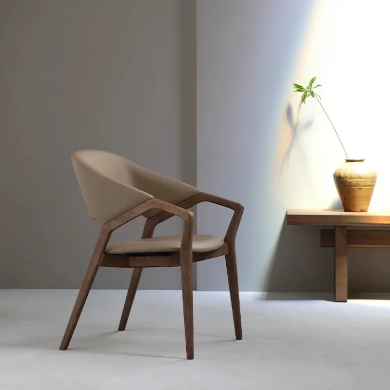 كرسي طعام، كرسي مريح ومستقر من الجلد الفاخر من الخشب الصلب في العصور الوسطى