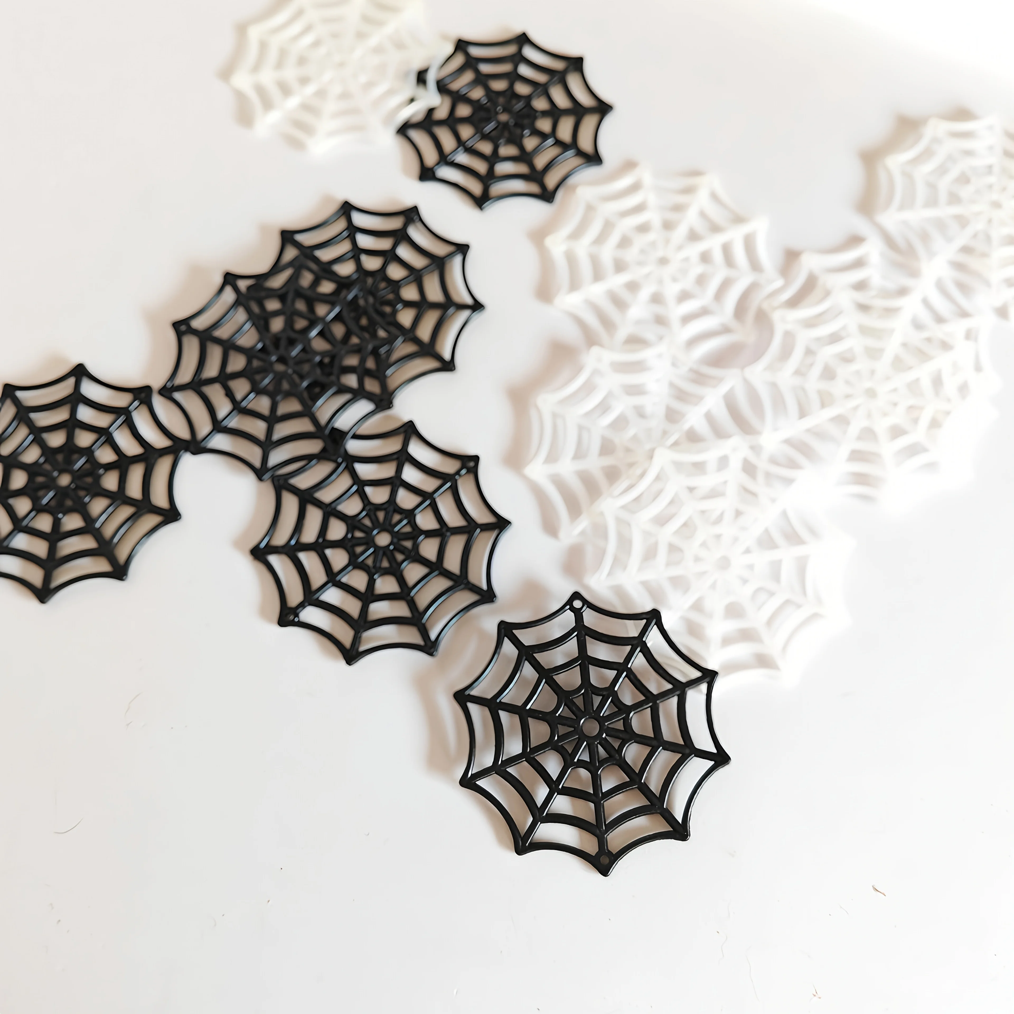 12/24 Stücke Mini Kunststoff Schwarz Weiß Spinnennetz Dekoration Echte Halloween Party Geisterhaus Party Thema Event Halloween Dekoration