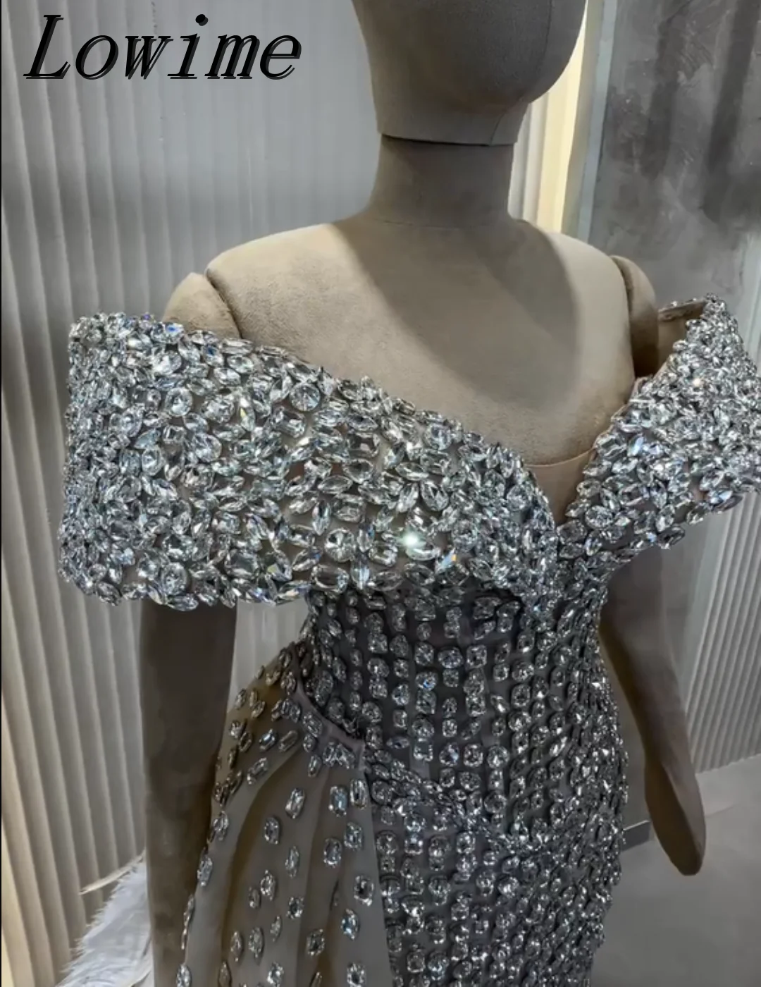 Aangepaste 2025 Sparkly Volledige Steentjes Avondjurken Veren Trein Formele Gelegenheid Jurk Kralen Jurk Vestidos De Cóctel