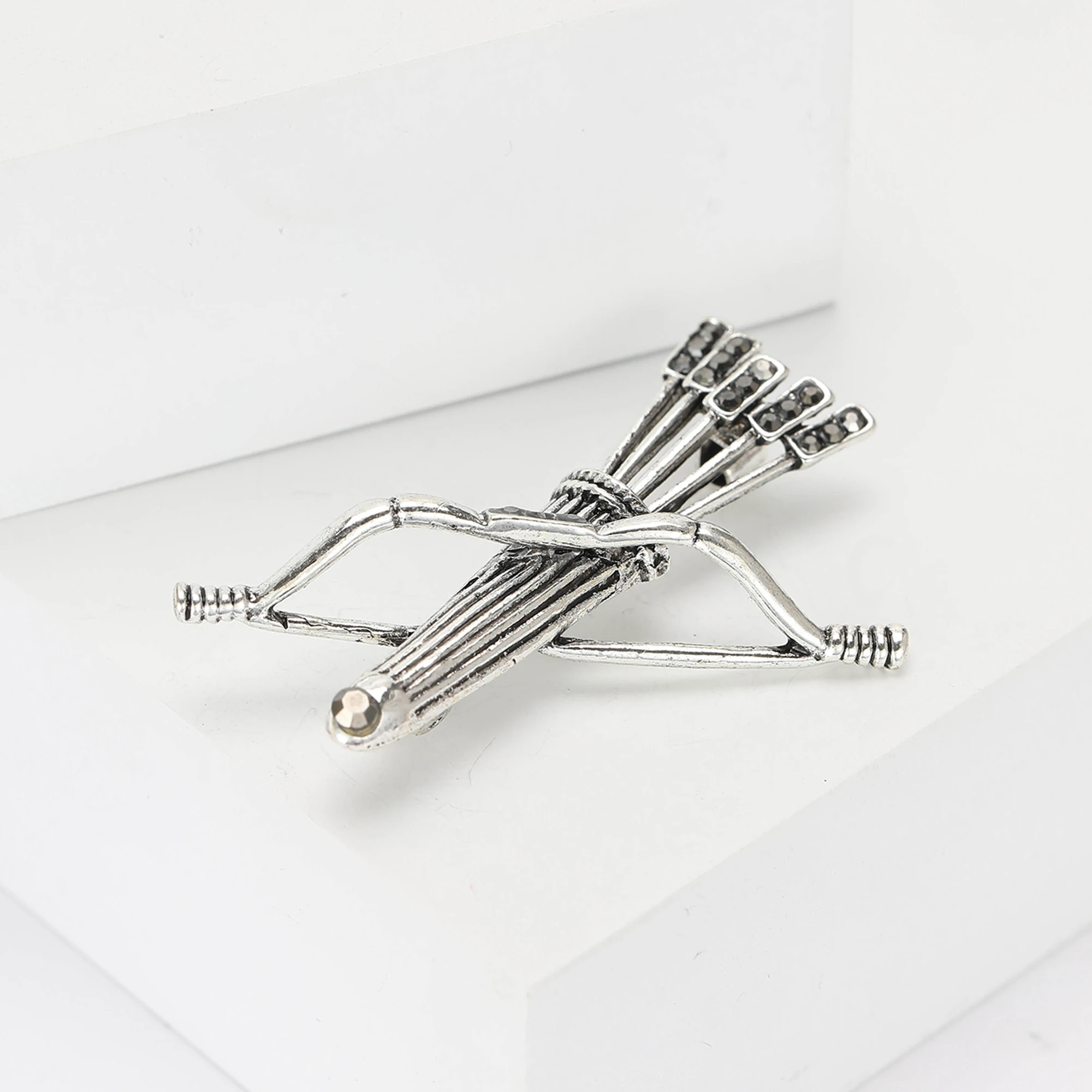 Trendy Rhinestones Bow and Arrow Brooches for Women Unisex Quiver Weapons Pins Banquets Party Backpack Gifts Jewelry Accessories