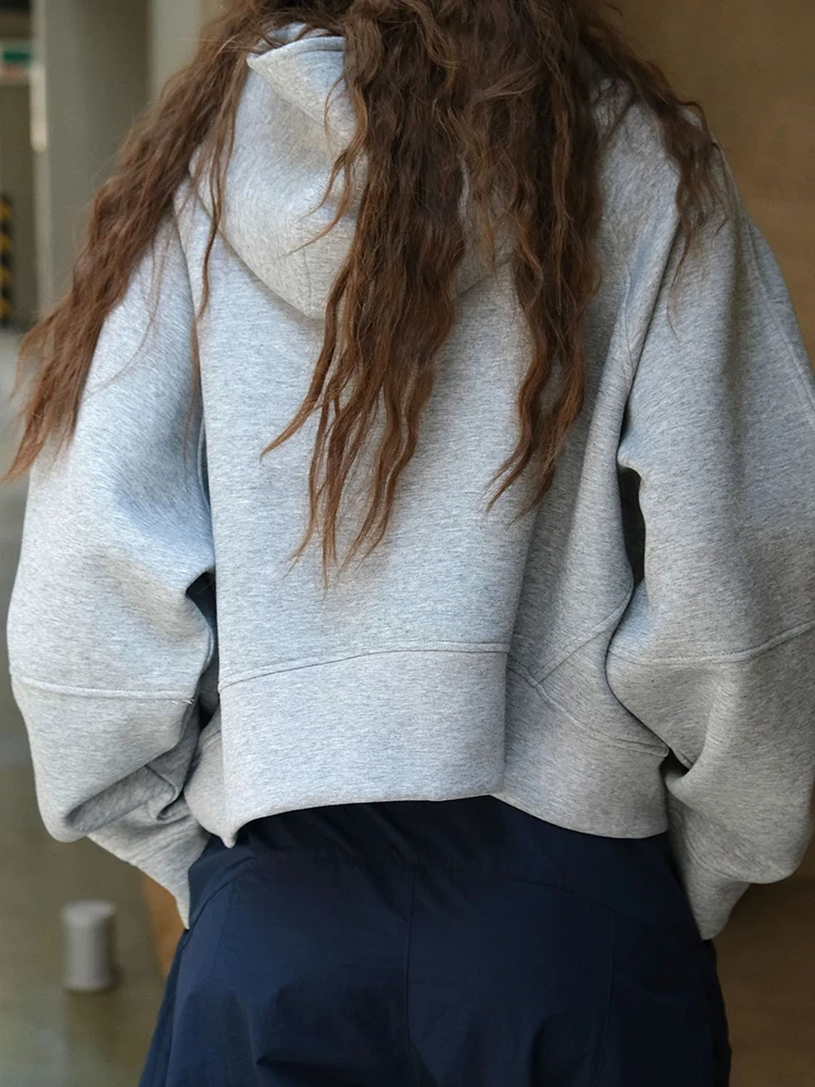 [EAM] Gray Pocket Casual Shaped Sweatshirt New Hooded Long Sleeve Women Big Size Fashion Tide Spring Autumn 2023 1DH6729