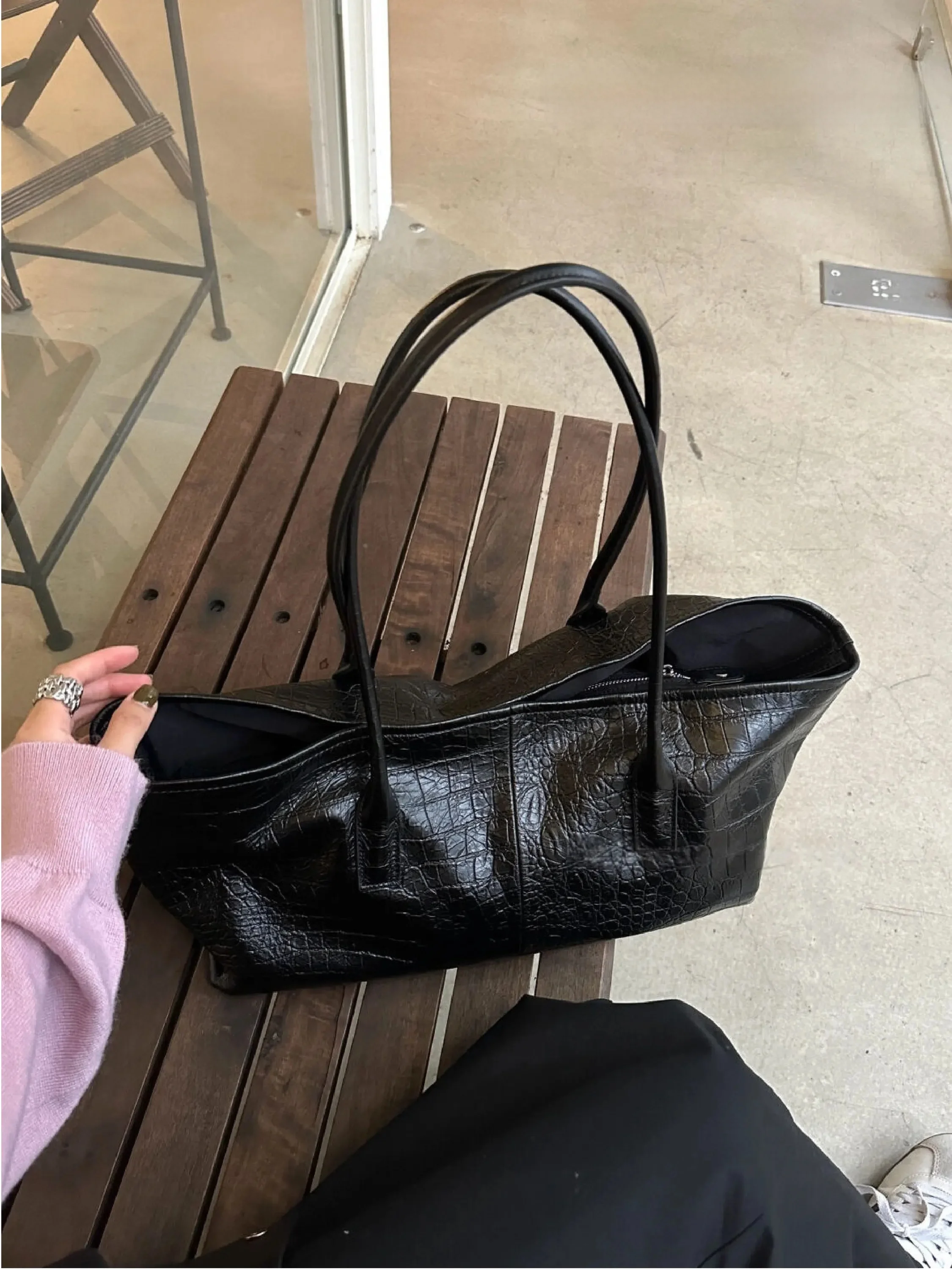 uzoe-stylish-large-capacity-black-tote-bag-crocodile-pattern-casual-handbag-shoulder-bag-for-commuting-women's-bag