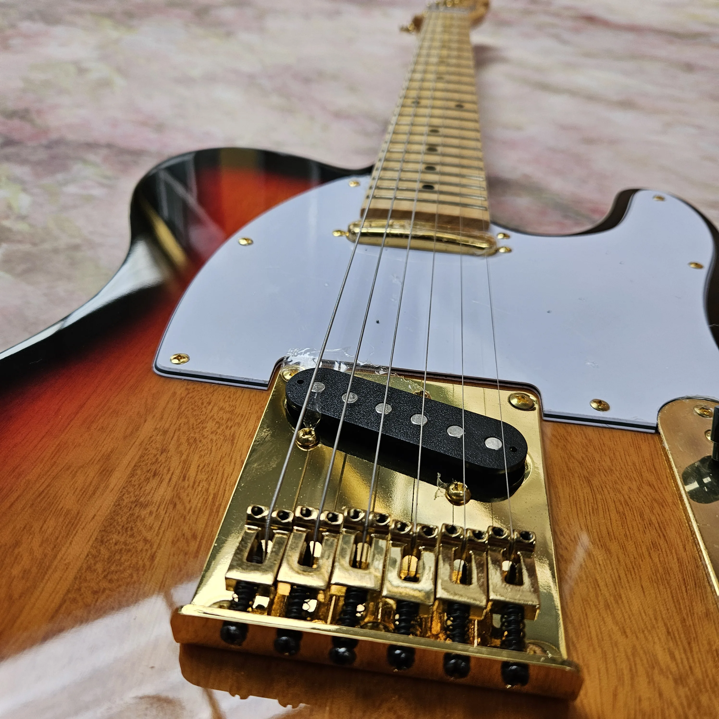 Sunburst Electric Guitar White Pickguard SS Single Coils Gold Hardware Maple Neck Fixed Bridge Country Rock Blues view 3