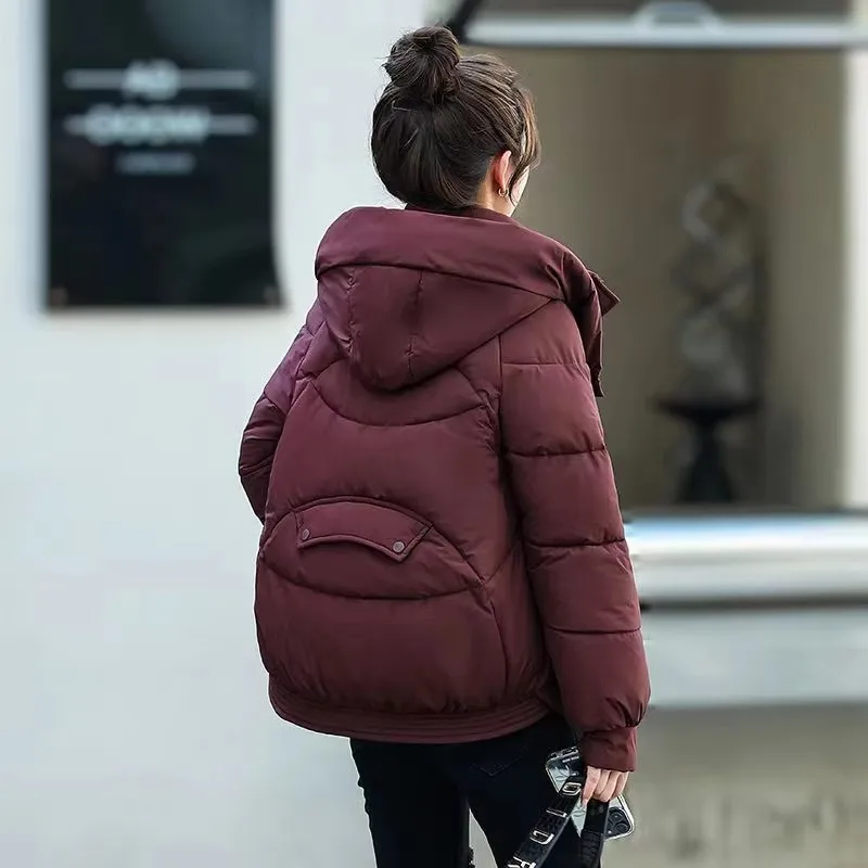 سترة شتوية قصيرة جديدة لعام 2025 سترات نسائية من القطن سترة فضفاضة للسيدات سترة سميكة ودافئة ملابس خارجية غير رسمية معطف للسيدات