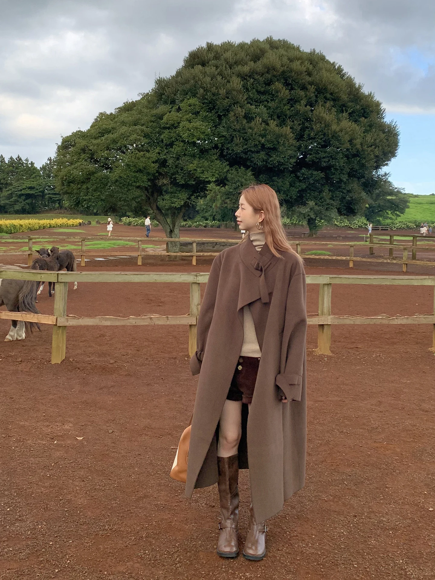 

Красное зимнее длинное шерстяное пальто Red Celebri Studio для женщин, новинка 2025 года, уникальное, очень красивое, теплое, высококачественное, прямого кроя