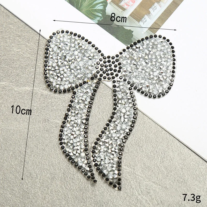 Ferro sulle toppe fiocco strass Applique fai da te per abbigliamento giacca zaino Punk distintivi termici cucito adesivi decorativi BX039