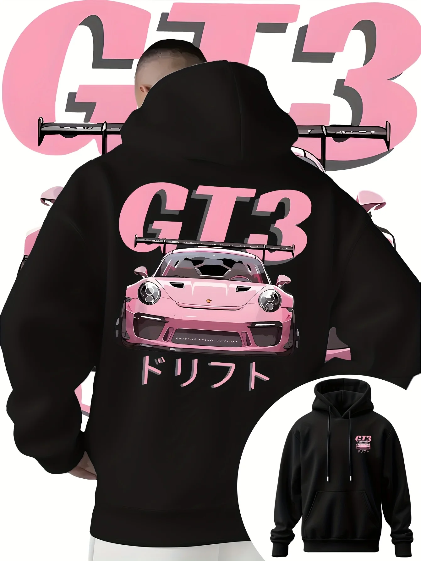 Das Kapuzenshirt des Mannes zeigt einen rosa GT3-Sportwagen und japanische Schriftzeichen auf dem Stoff. Es ist für Geschwindigkeit und Stil konzipiert.