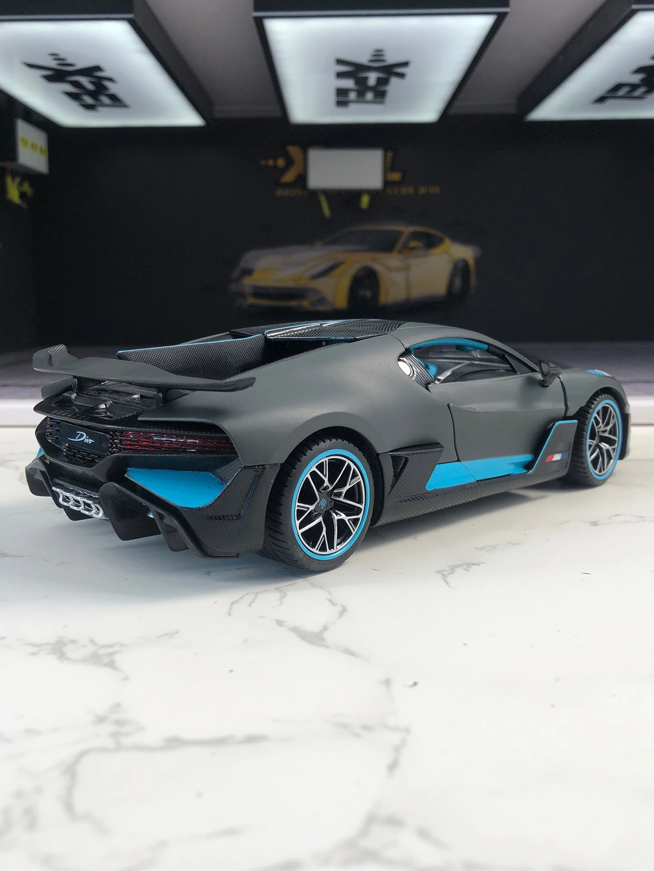 Rastar 1:24 simulation zinc alloy Bugatti DIVO model car, static ornament, metal collectible gift car