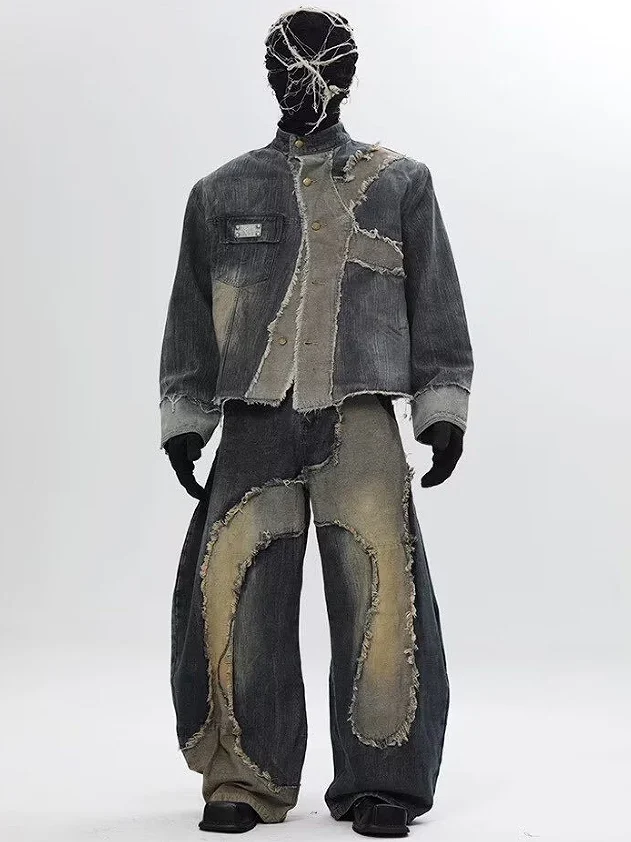 

Ретро-джинсовый костюм в американском стиле с пэчворком для мужчин: свободная куртка и брюки, модный деконструированный дизайн, молодежный комплект из двух предметов для весны, осени и зимы.