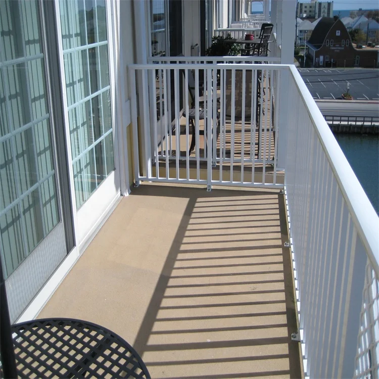 حلول أمان مخصصة ممتازة لحمام السباحة والشرفة ودرابزين الدرج بإطار من الألومنيوم المتين المطلي بالضغط من الخشب المعالج للمنازل