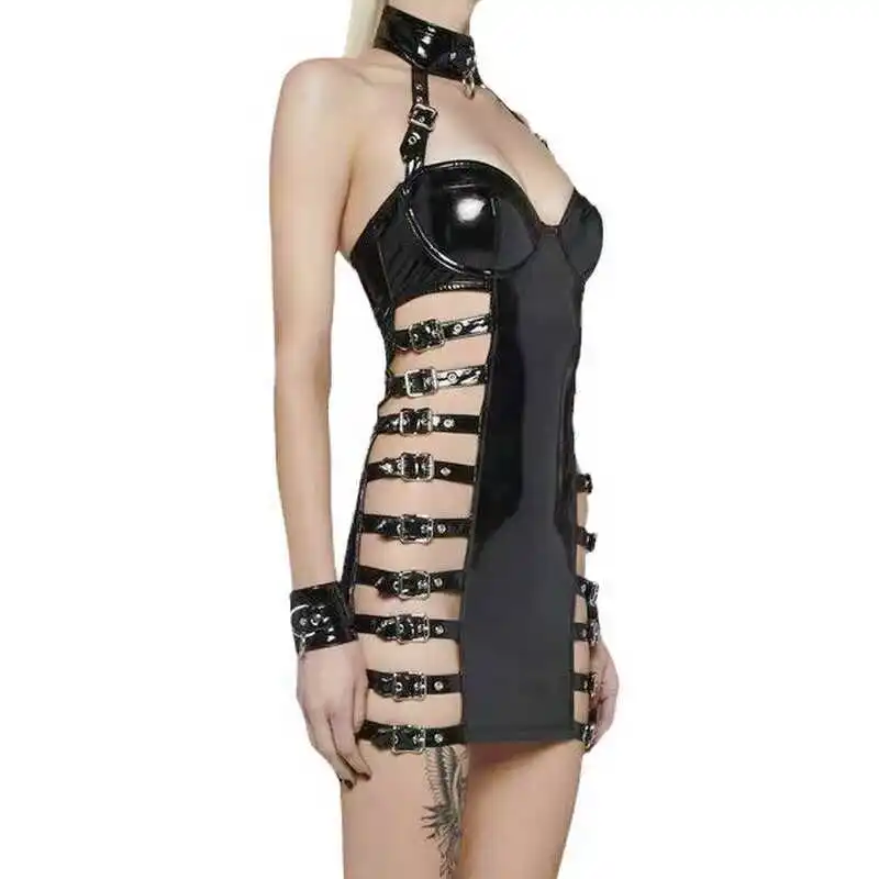 Nuovo vestito da regina in pelle verniciata scavato con collo appeso selvaggio e sexy discoteca trasparente natiche a vista vestito in pelle muslimah